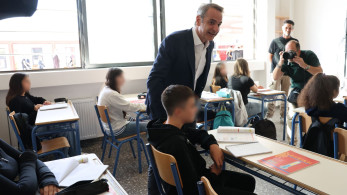 Οι χαλαρές στιγμές Μητσοτάκη στο 4ο Γυμνάσιο Ασπροπύργου: «Τώρα ανεβαίνω»