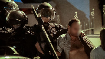 Νίκαια: Έφοδος των ΕΚΑΜ και σύλληψη 49χρονου, σώα η γυναίκα