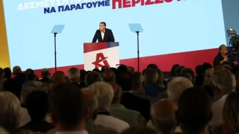 Τα ποσοστά πέφτουν και ο Τσίπρας μαζεύει πρώην ΣΥΡΙΖΑίους και πράσινα στελέχη