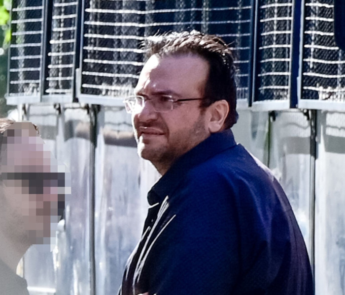 Απάτη στον ΕΦΚΑ: απολογούνται ο Φίλιππος Καμπούρης, η σύζυγός του και  9 κατηγορούμενοι (video)