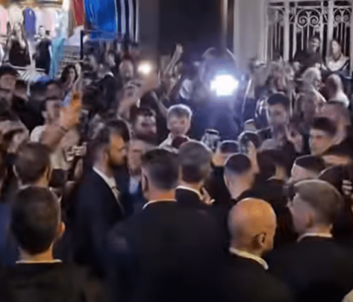 Νέες και νέοι «αποθέωσαν» τον Κυριάκο Μητσοτάκη στα Χανιά (video)