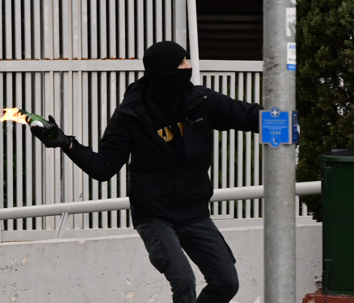 Καταδρομική επίθεση με μολότοφ στο Αστυνομικό Τμήμα Κυψέλης – 14 προσαγωγές