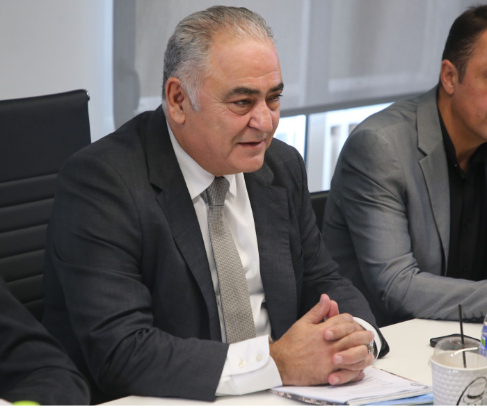 Προεκλογικός αγώνας με... δέντρα για τον Χατζηθεοδοσίου