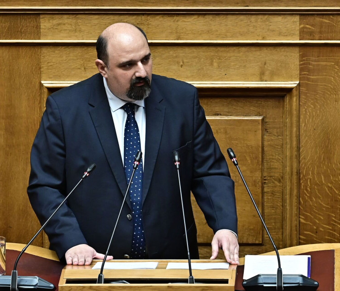 Τριαντόπουλος κατά Καρυστιανού: «Χυδαίο ψεύδος» η αναφορά της ότι παρομοίασα τις σορούς με κρέατα
