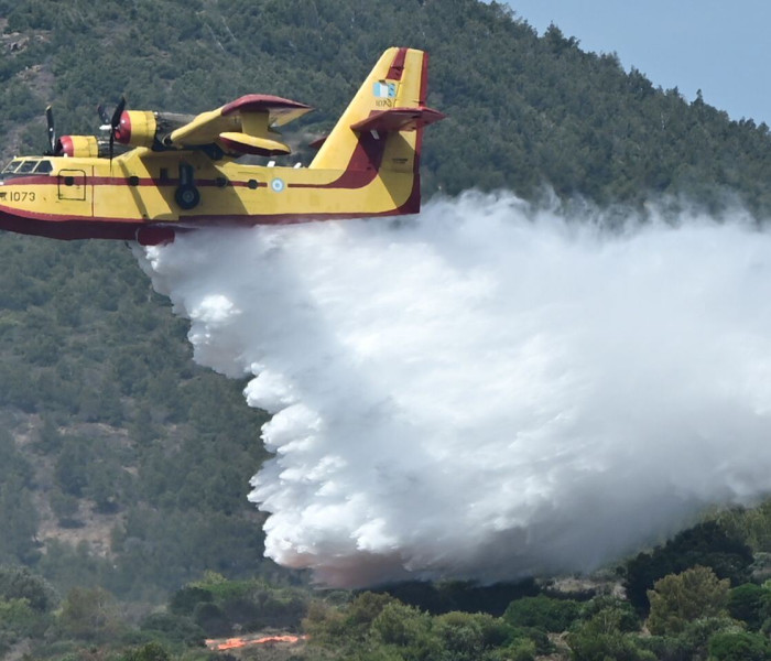 Φωτιά στη Ζάκυνθο, επιχειρούν 6 αεροσκάφη