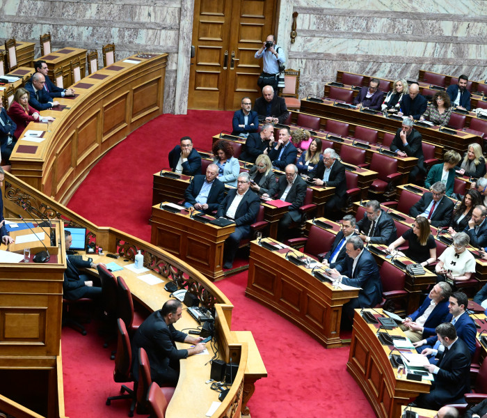 Μια πολιτική σκηνή, δύο διαφορετικοί κόσμοι: η συζήτηση στη Βουλή και η αντιπολίτευση της μιζέριας