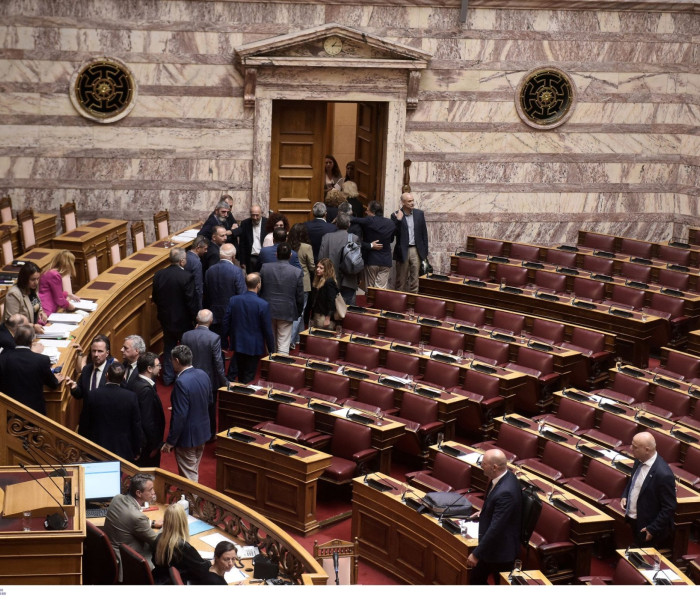 Μετέτρεψαν τη Βουλή σε βούρκο: η αντιπολίτευση στα… χειρότερά της