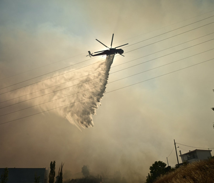 Εύβοια: Βελτιωμένη η εικόνα της πυρκαγιάς στον Αλμυροπόταμο