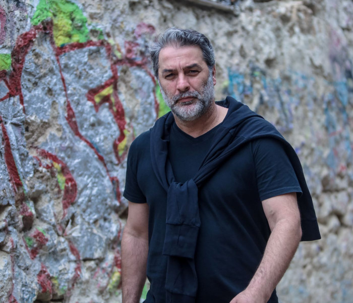 Στο αυτόφωρο ο Βασίλης Μπισμπίκης για φθορά σε 10 οχήματα – Περνά αύριο από την Ευελπίδων