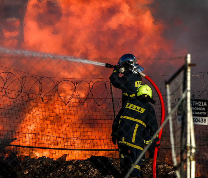 Πάτρα: Φωτιά από ελαστικά σε πρώην εργοστάσιο - Ήχησε το 112