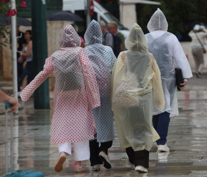 Έκτακτο δελτίο καιρού: πού αναμένονται ισχυρές καταιγίδες το Σαββατοκύριακο (live)