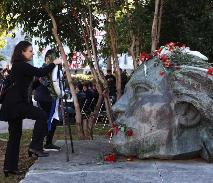 Πολυτεχνείο: επεισόδια μεταξύ ακροαριστερών και αναρχικών - Τραυματίες μεταφέρθηκαν στο νοσοκομείο (video)