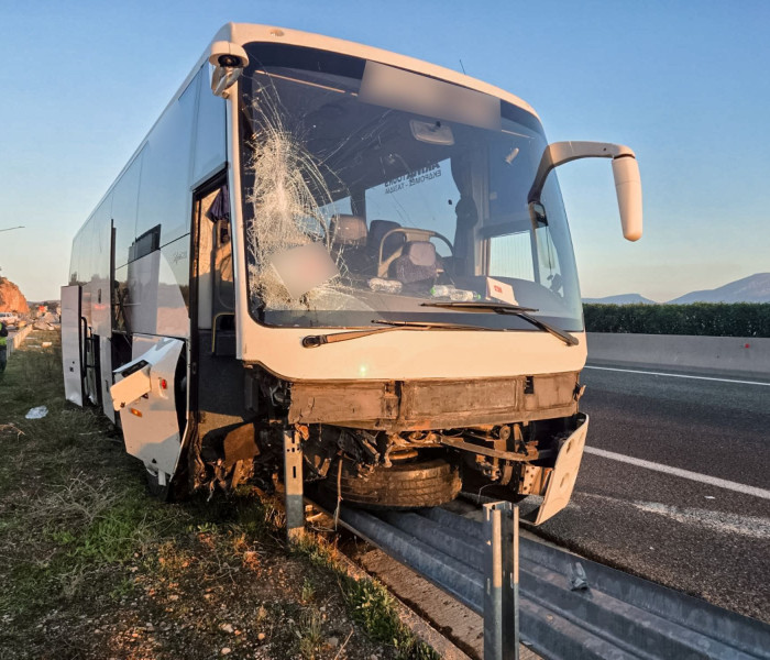 Ρυζόμυλος Βόλου: Ανατροπή λεωφορείου με 30 επιβάτες – 13 τραυματίες