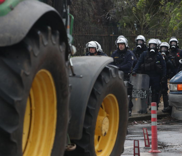 «Πάτα τον» - Η «φονική επίθεση» με τρακτέρ κατά αστυνομικών στη Θεσσαλονίκη (video)