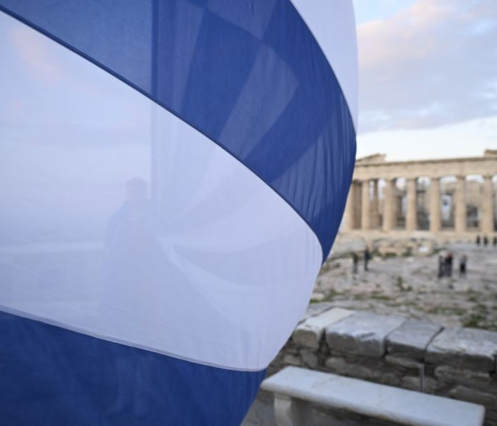 Ανθεκτική η ελληνική οικονομία: συνεχίζεται η μείωση του ελληνικού χρέους παρά τις διεθνείς αναταράξεις