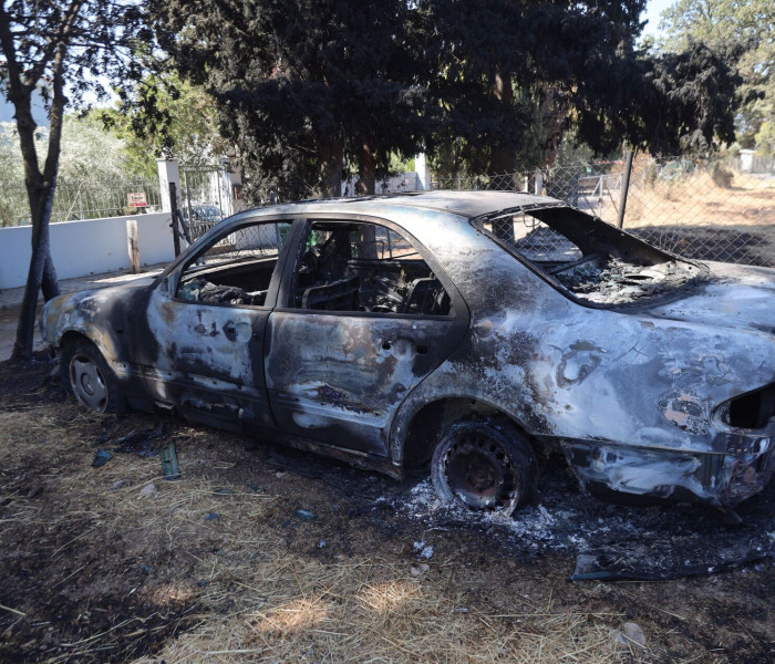 Εμπρηστική επίθεση στου Ζωγράφου: έκαψαν ολοσχερώς αυτοκίνητο αντιδημάρχου (video)