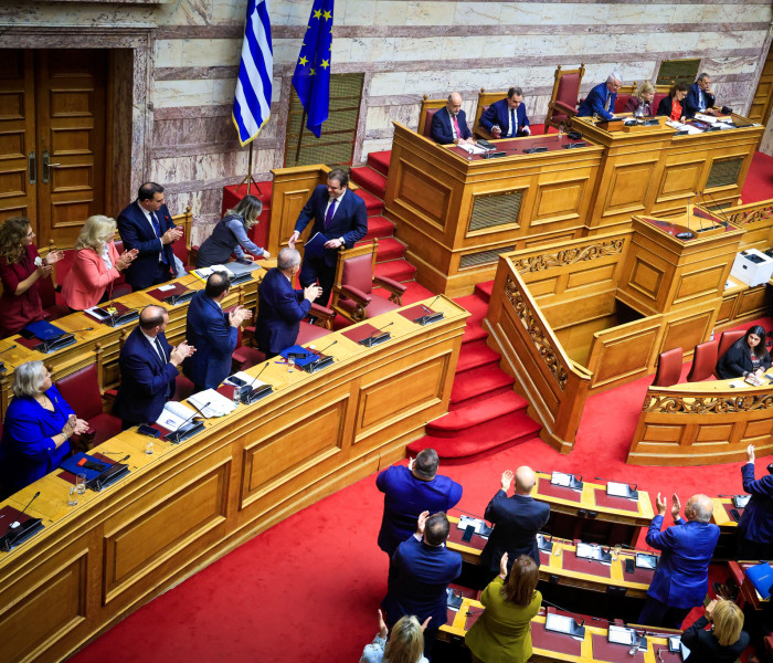 Θερμή υποδοχή Πιερρακάκη στη Βουλή μετά την εκλογή του στην προεδρία του Eurogroup