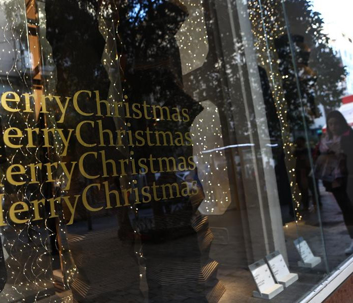 Εορταστικό ωράριο Χριστουγέννων: ανοιχτά αύριο Κυριακή (14/12) τα εμπορικά καταστήματα