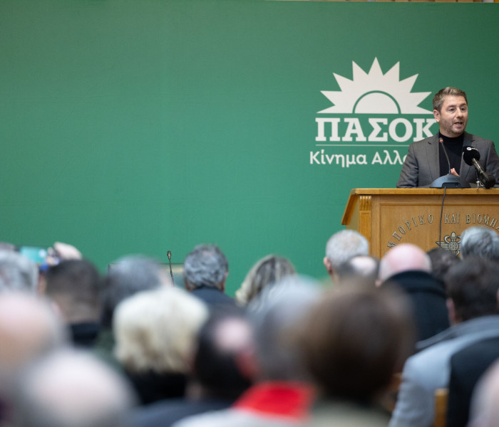 ΠΑΣΟΚ σε moode επιβίωσης: τα «τραπέζια διαλόγου» του Ανδρουλάκη και το άγχος της πολιτικής σωτηρίας