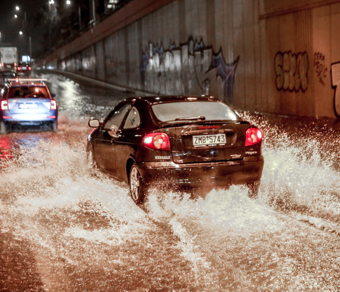 Η κακοκαιρία «σαρώνει» την Αττική: Σε επιφυλακή οι αρχές - Πλημμύρες και χάος στους δρόμους