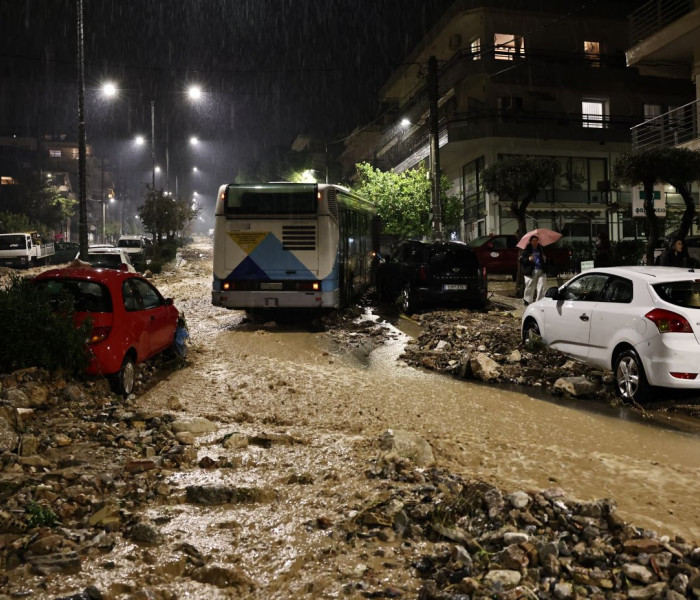 Κακοκαιρία: νεκρή γυναίκα στη Γλυφάδα - Την πλάκωσε αυτοκίνητο που παρασύρθηκε από τα νερά (video)
