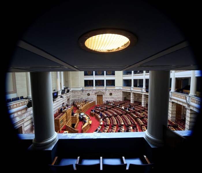 Οι «πτυχιομάχοι» της Αριστεράς έγιναν «πτυχιολάτρες»: γέμισε η χώρα Ροβεσπιέρους