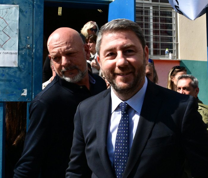 O Ανδρουλάκης μεταξύ κολλημένης βελόνας, δελφίνων και κόμματος Τσίπρα