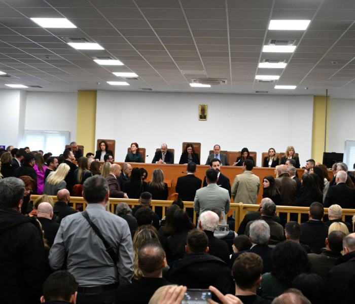 Νέα διάταξη στην αίθουσα της δίκης των Τεμπών