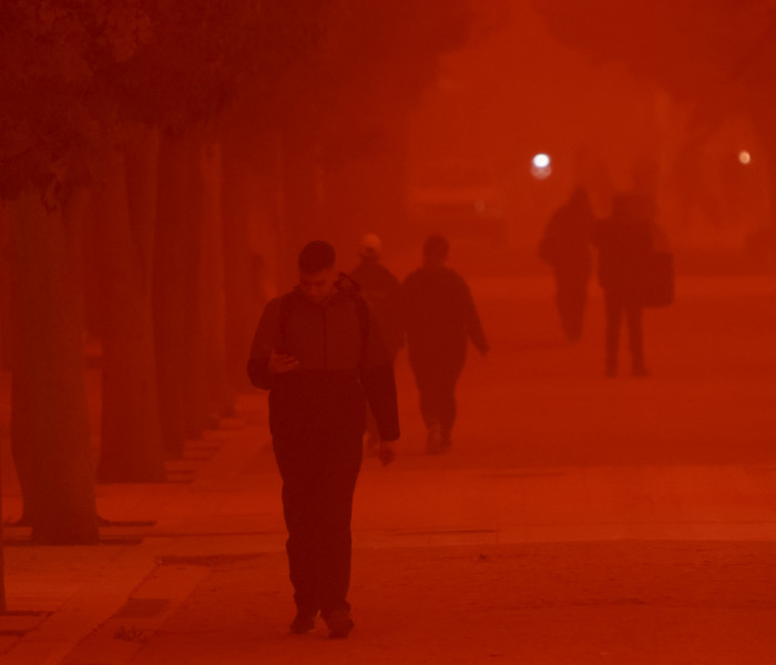Η αφρικανική σκόνης σε πλήρη έξαρση - Αποπνικτική ατμόσφαιρα και «συναγερμός» για ευπαθείς ομάδες (video)