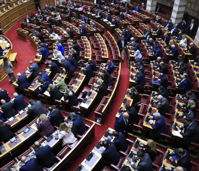 Υπερπλεόνασμα: Ρεσιτάλ λαϊκισμού από την αντιπολίτευση - Μοιράζουν τα πάντα, χωρίς να εξηγούν από πού θα βρεθούν