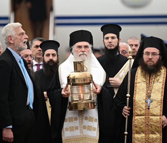 Το Άγιο Φως έφτασε στην Αθήνα παρά τη δύσκολη αποστολή