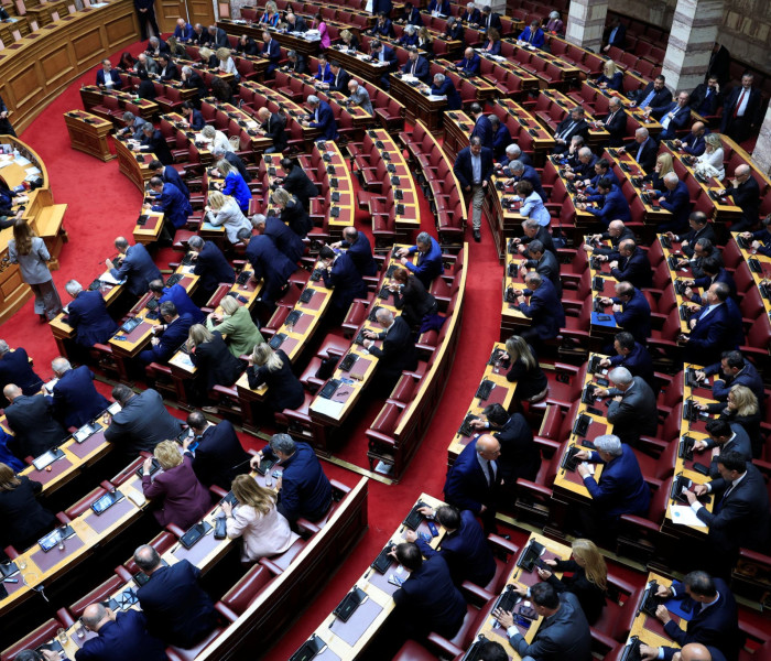 Οι άρσεις ασυλίας, η ψηφοφορία και ο… κουβάς: τα όμορφα σενάρια όμορφα καίγονται