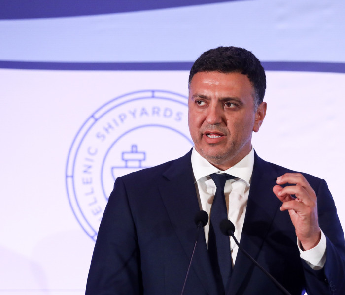 Βασίλης Κικίλιας: Θύελλα αντιδράσεων για το μνημείο Καργιώτη – Ξεκινά έρευνα στον Πειραιά