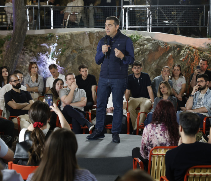 Τσίπρας με φανέλα… Barcelona, ΠΑΣΟΚ σε μεταγραφικό πανικό και η Κεντροαριστερά σε reality ανασύνθεσης
