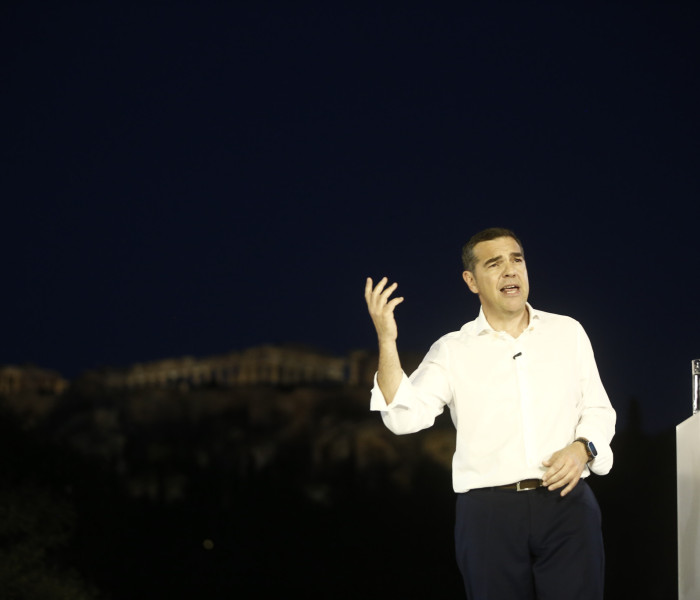Πέντε υποσχέσεις, ένας λογαριασμός: ο Τσίπρας μοιράζει παροχές χωρίς να εξηγεί ποιος θα πληρώσει