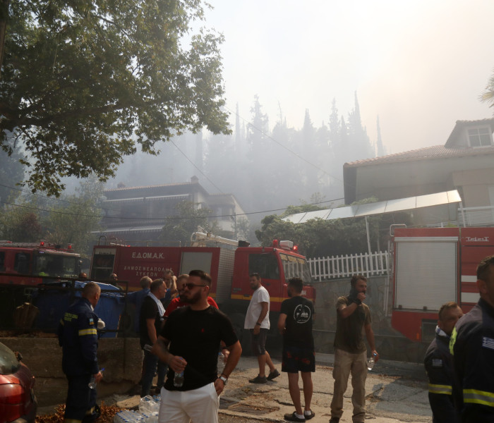 Απειλεί σπίτια η φωτιά στο Ωραιόκαστρο: εντοπίστηκε σορός - Γυναίκα υπέστη εγκαύματα (video)