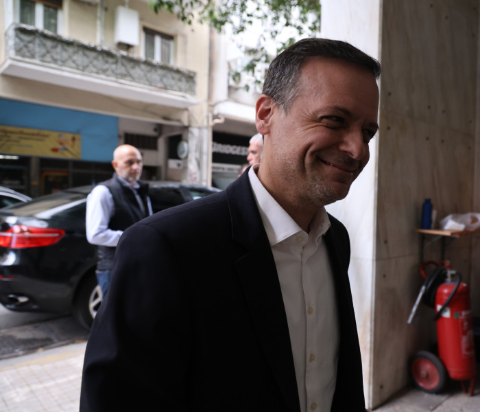 Αθήνα 9.84: Λεφτά δεν υπάρχουν, αλλά οι προσλήψεις καλά κρατούν