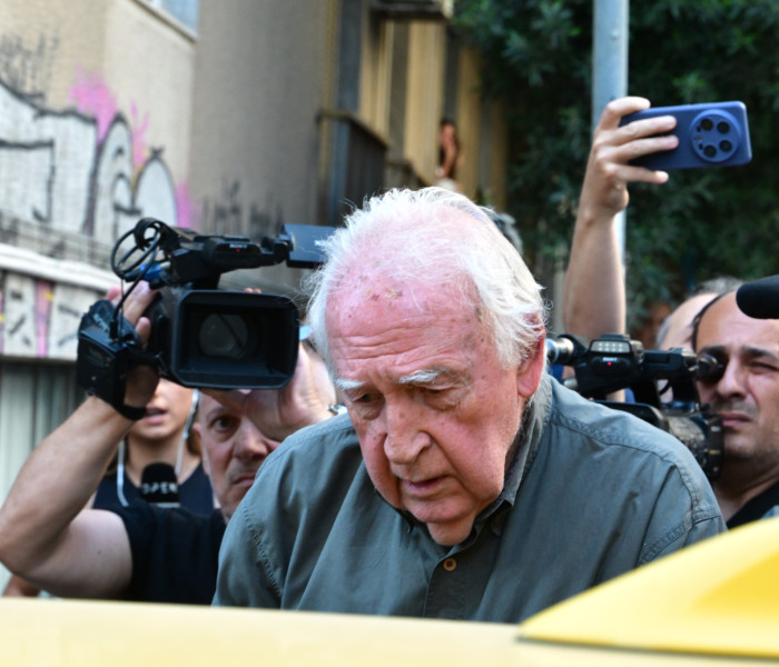 Με ταξί και συνοδεία περιπολικών επέστρεψε στον Κορυδαλλό ο Αλέξανδρος Γιωτόπουλος (photos)