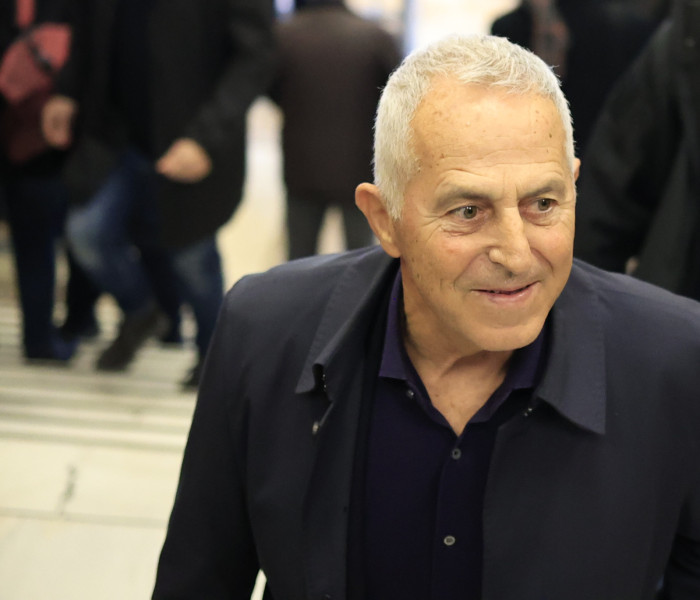 Στο ΠΑΣΟΚ τον έχουν σίγουρο, αλλά ο ναύαρχος Ευάγγελος Αποστολάκης το ξανασκέφτεται