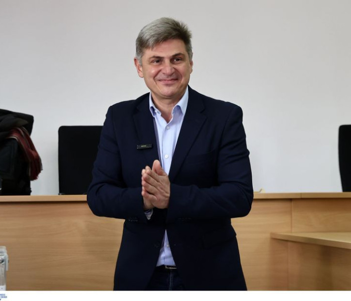 Τι απαντά ο Φαραντούρης για την απόσπαση της συζύγου του στις Βρυξέλλες