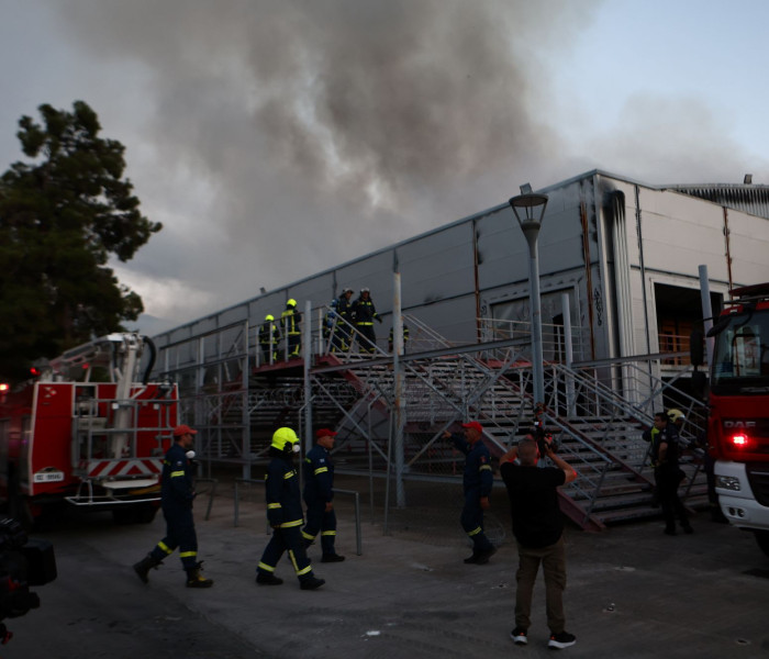 Αθήνα: Φωτιά στο μητροπολιτικό πάρκο Γουδή – Καίγεται το θέατρο του Μπάντμιτον - Εστάλη 112 (video)