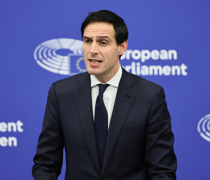Wopke Hoekstra: «Κι άλλα χρήματα στην ηλεκτροκίνηση» απαιτεί η Ευρώπη από την αυτοκινητοβιομηχανία