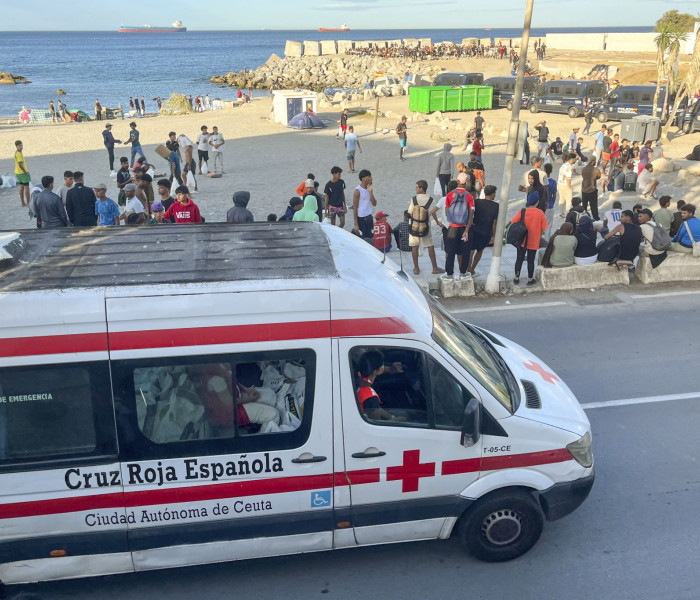 Θέουτα: Η Ισπανία ζητά τη συνδρομή της Frontex μετά τη μαζική είσοδο μεταναστών