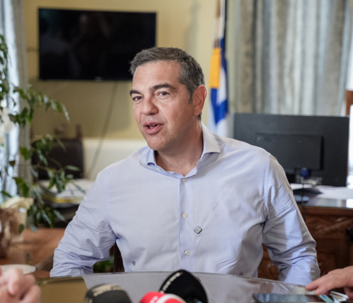 Αλέξης Τσίπρας στη σκηνή του in.gr: Φαρσοκωμωδία σε τρεις πράξεις