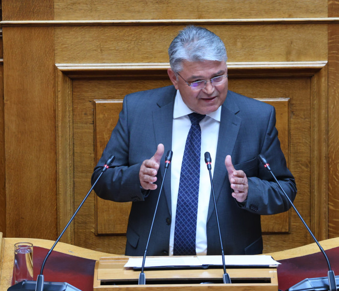 Νίκη: Επενδύει ξανά στον φόβο για τις νέες ταυτότητες - Πολιτική πάνω σε σενάρια συνωμοσίας