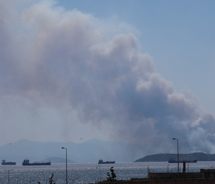 Φωτιά στη Σαλαμίνα: Ενισχύθηκαν οι δυνάμεις - Δύο ενεργά μέτωπα - Αλλεπάλληλα μηνύματα 112 (video)