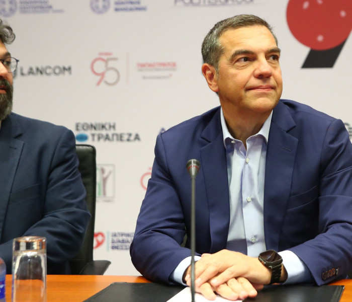 H αγωνία του Αλέξη Τσίπρα μετά τις δημοσκοπήσεις: χάνει ποσοστά, ψάχνει πού θα στρίψει
