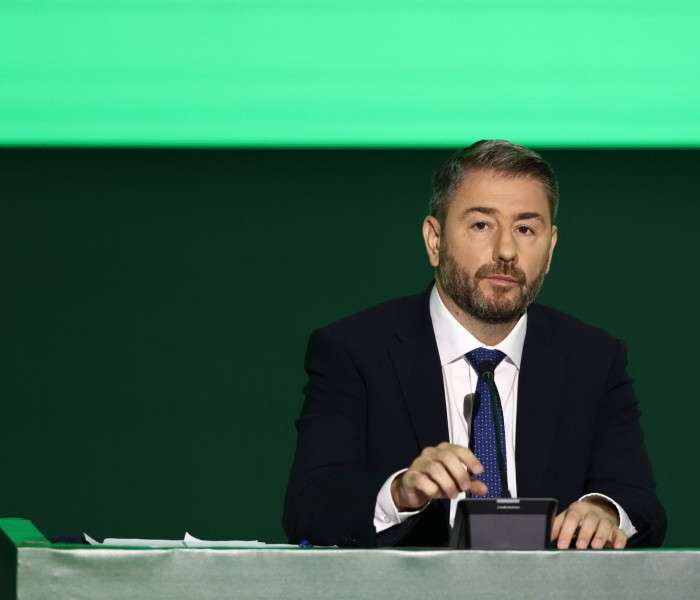 Στο ΠΑΣΟΚ βουλιάζουν... με χαμόγελο: Το 12% ως άλλοθι και οι βαλίτσες στελεχών για Τσίπρα