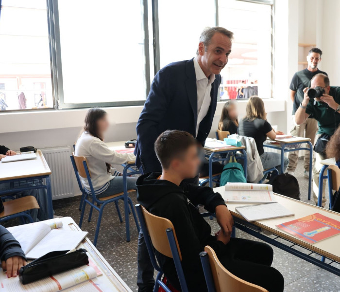 Οι χαλαρές στιγμές Μητσοτάκη στο 4ο Γυμνάσιο Ασπροπύργου: «Τώρα ανεβαίνω»