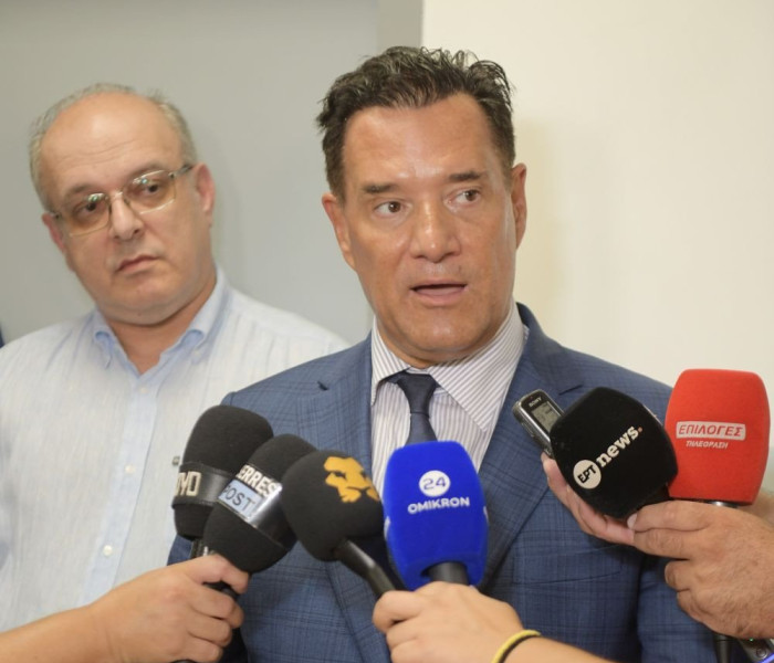 «Κανονικοί απατεώνες» - Αιχμηρό σχόλιο Άδωνι Γεωργιάδη για τους γιατρούς του Γιώργου Μαζωνάκη (video)